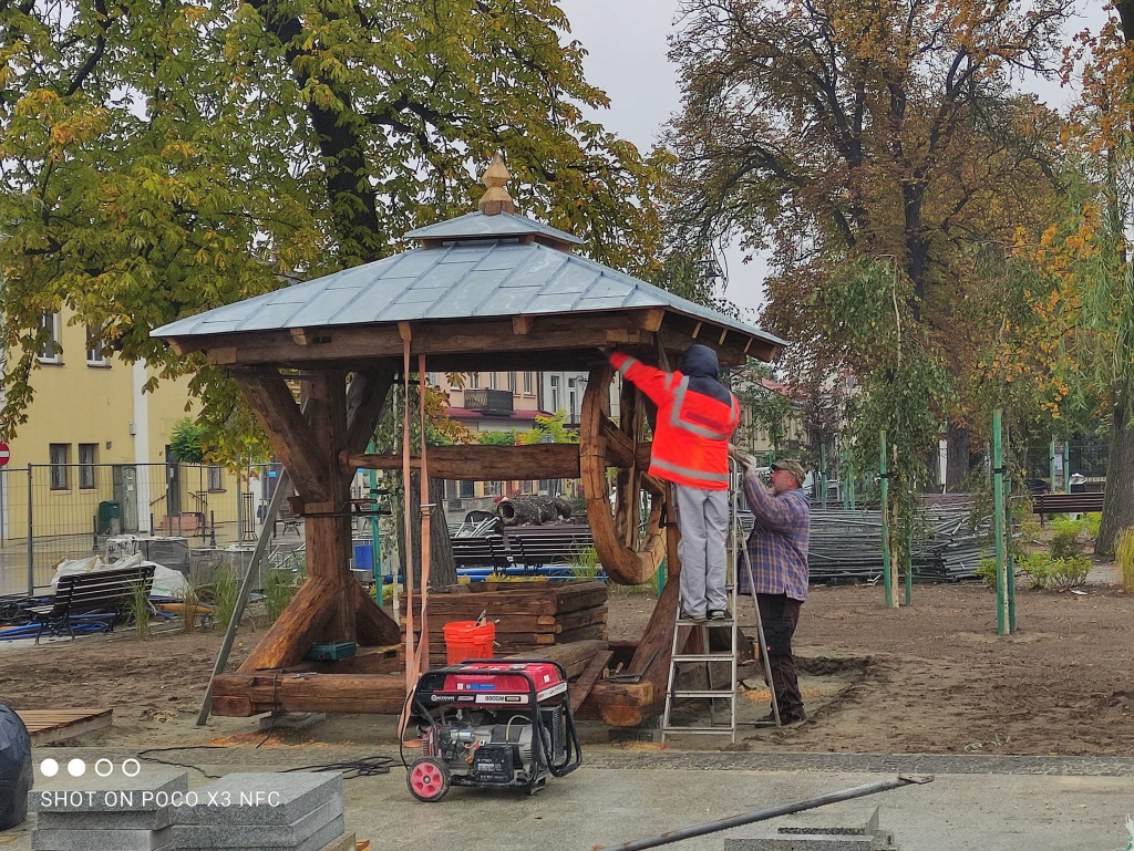 XVIII-wieczna studnia na rynku w Końskich [zdjęcia]