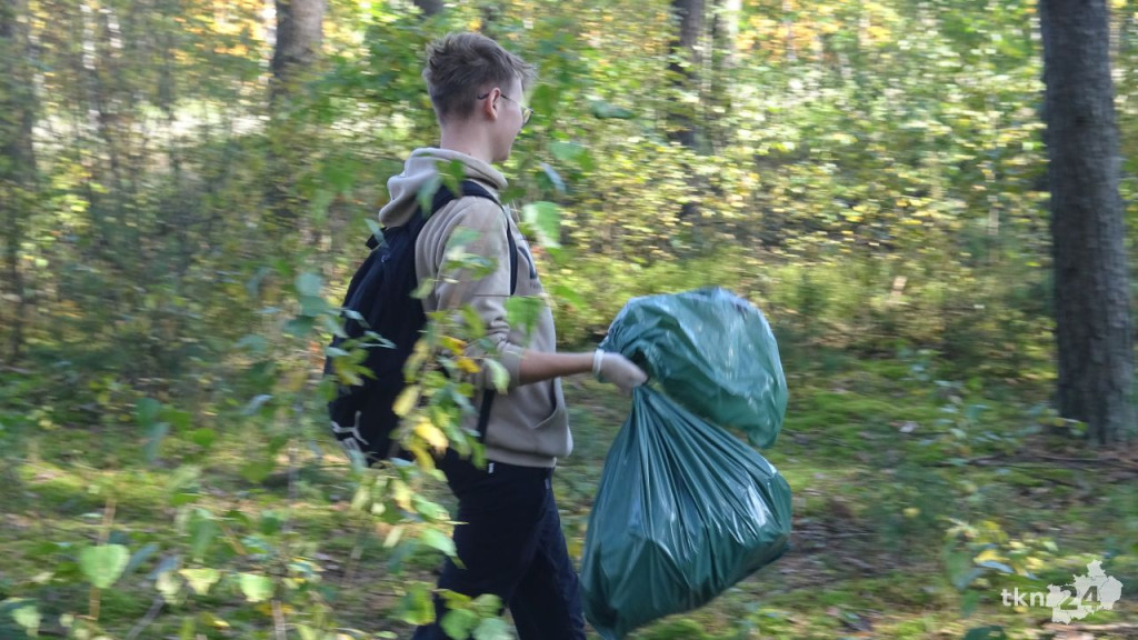 Uczniowie, seniorzy i Nadleśnictwo Barycz sprzątali las Karolinów [wideo, zdjęcia]