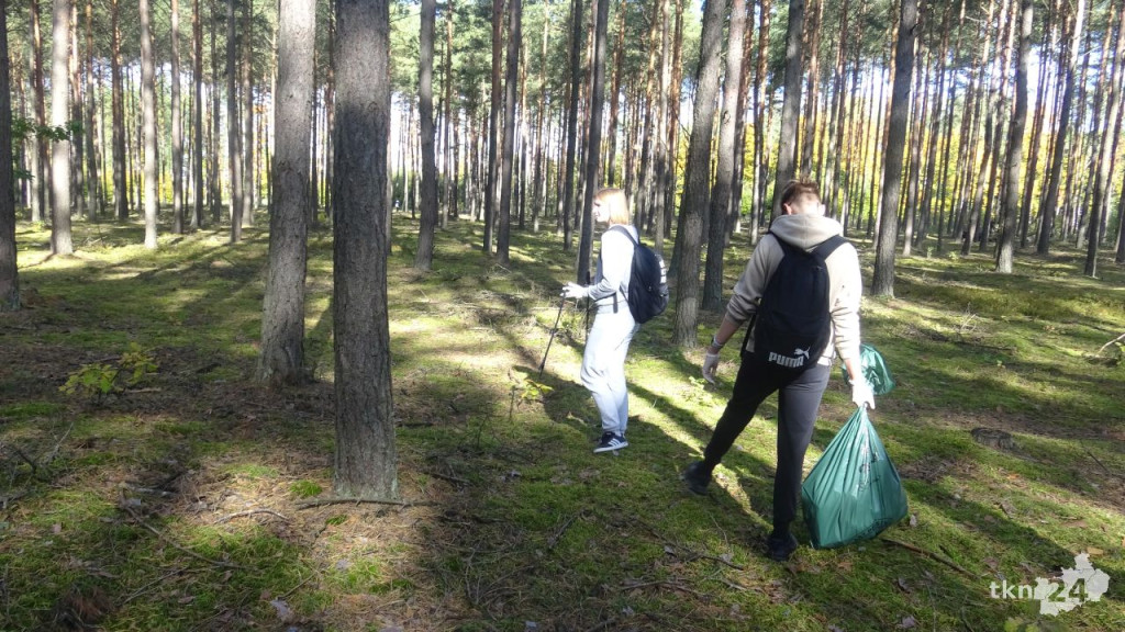 Uczniowie, seniorzy i Nadleśnictwo Barycz sprzątali las Karolinów [wideo, zdjęcia]