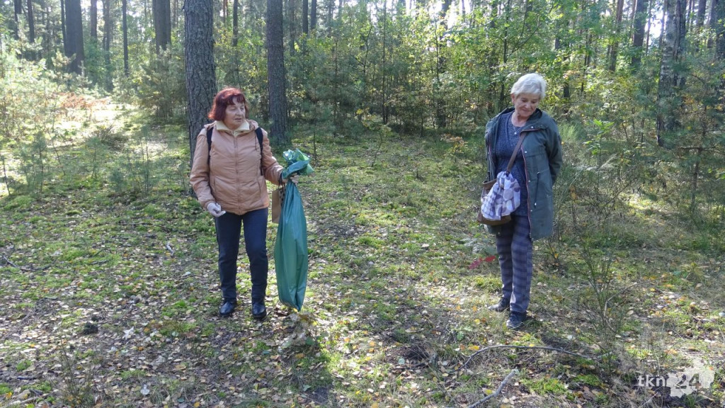 Uczniowie, seniorzy i Nadleśnictwo Barycz sprzątali las Karolinów [wideo, zdjęcia]