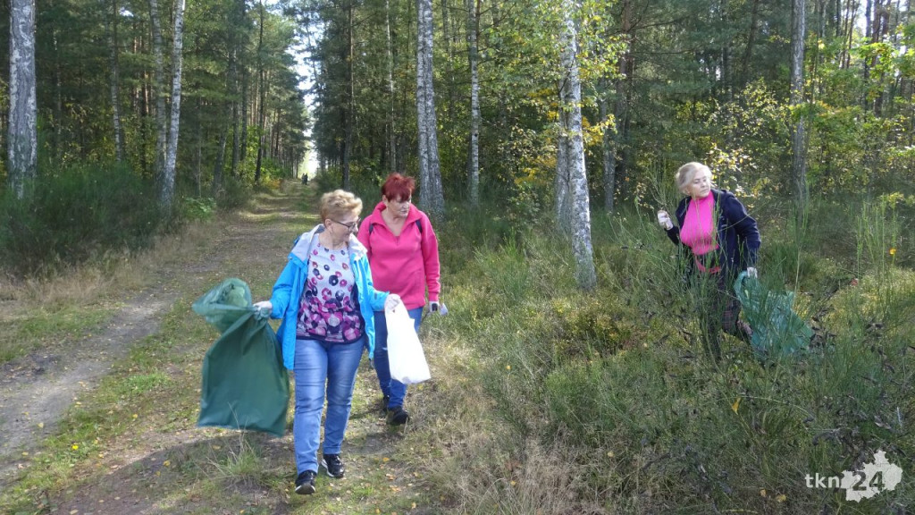 Uczniowie, seniorzy i Nadleśnictwo Barycz sprzątali las Karolinów [wideo, zdjęcia]