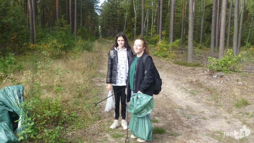 Uczniowie, seniorzy i Nadleśnictwo Barycz sprzątali las Karolinów [wideo, zdjęcia]