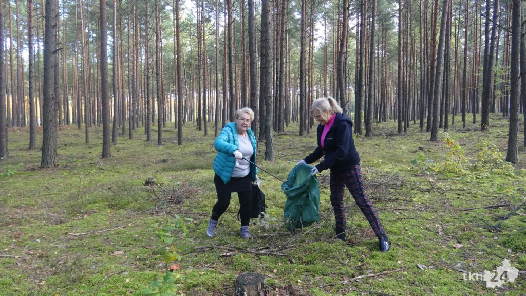 Uczniowie, seniorzy i Nadleśnictwo Barycz sprzątali las Karolinów [wideo, zdjęcia]