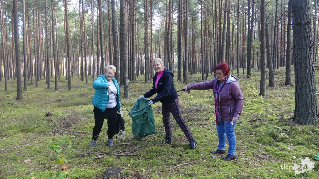 Uczniowie, seniorzy i Nadleśnictwo Barycz sprzątali las Karolinów [wideo, zdjęcia]