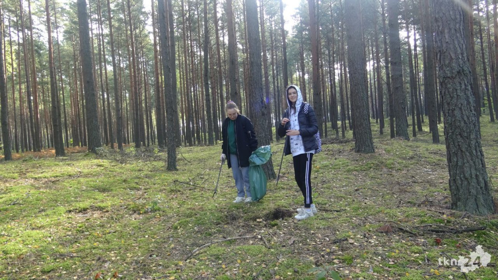 Uczniowie, seniorzy i Nadleśnictwo Barycz sprzątali las Karolinów [wideo, zdjęcia]
