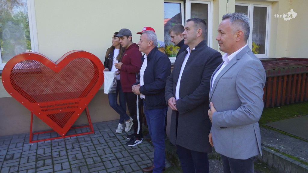 Radni Powiatowi rozdali serca na nakrętki. To nagrody w ekologicznym konkursie [wideo, zdjęcia]