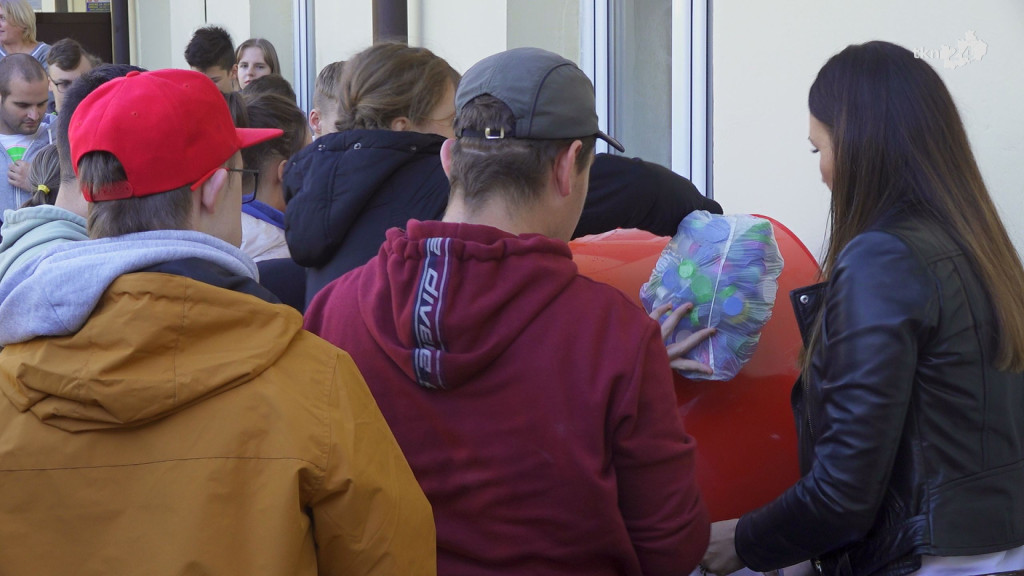 Radni Powiatowi rozdali serca na nakrętki. To nagrody w ekologicznym konkursie [wideo, zdjęcia]