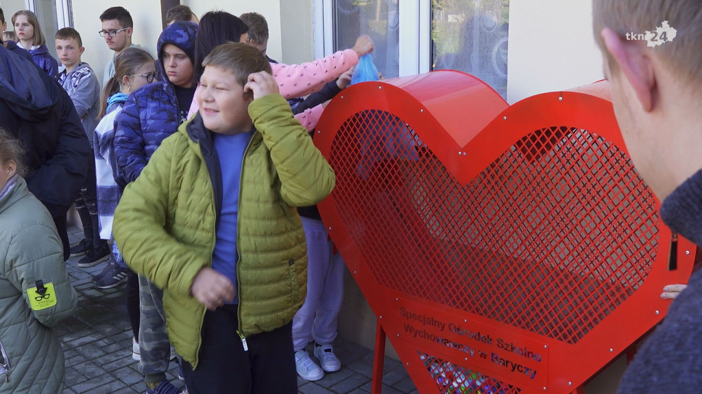 Radni Powiatowi rozdali serca na nakrętki. To nagrody w ekologicznym konkursie [wideo, zdjęcia]