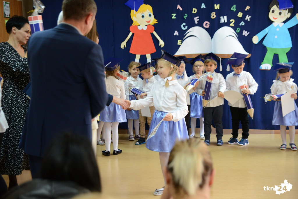 Dzieci z Przedszkola nr 2 w Końskich już po pasowaniu [wideo]