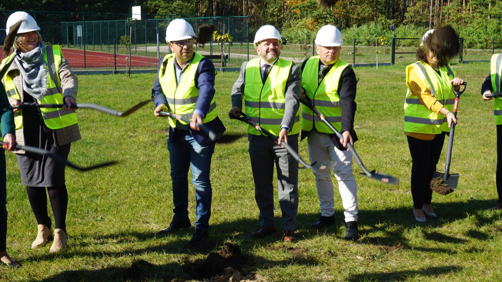 Dzień Nauczyciela 2022 w gminie Radoszyce. Ruszają budowy hal sportowych w Wilczkowicach i Górnikach [wideo, zdjęcia]
