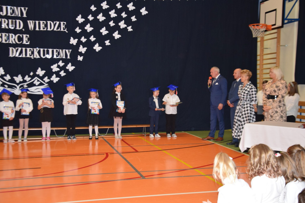 Dzień Edukacji Narodowej i pasowanie pierwszoklasistów w Gowarczowie [zdjęcia]