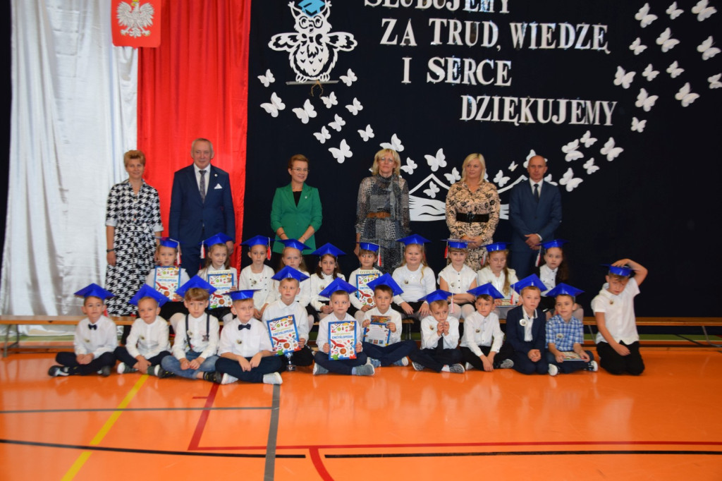 Dzień Edukacji Narodowej i pasowanie pierwszoklasistów w Gowarczowie [zdjęcia]