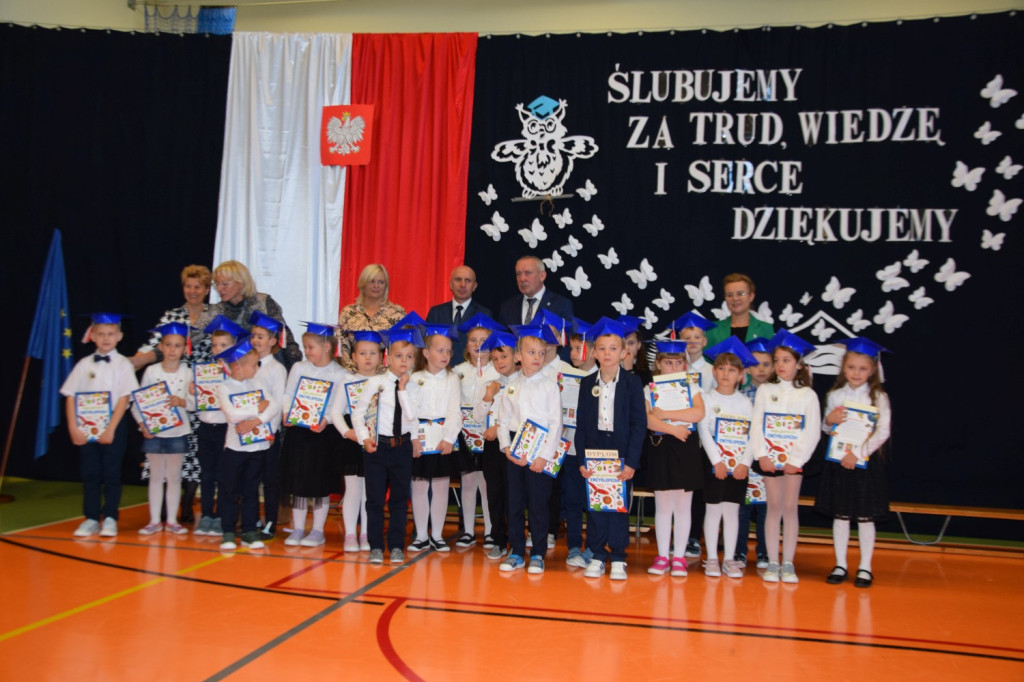 Dzień Edukacji Narodowej i pasowanie pierwszoklasistów w Gowarczowie [zdjęcia]