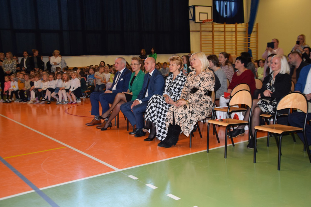 Dzień Edukacji Narodowej i pasowanie pierwszoklasistów w Gowarczowie [zdjęcia]