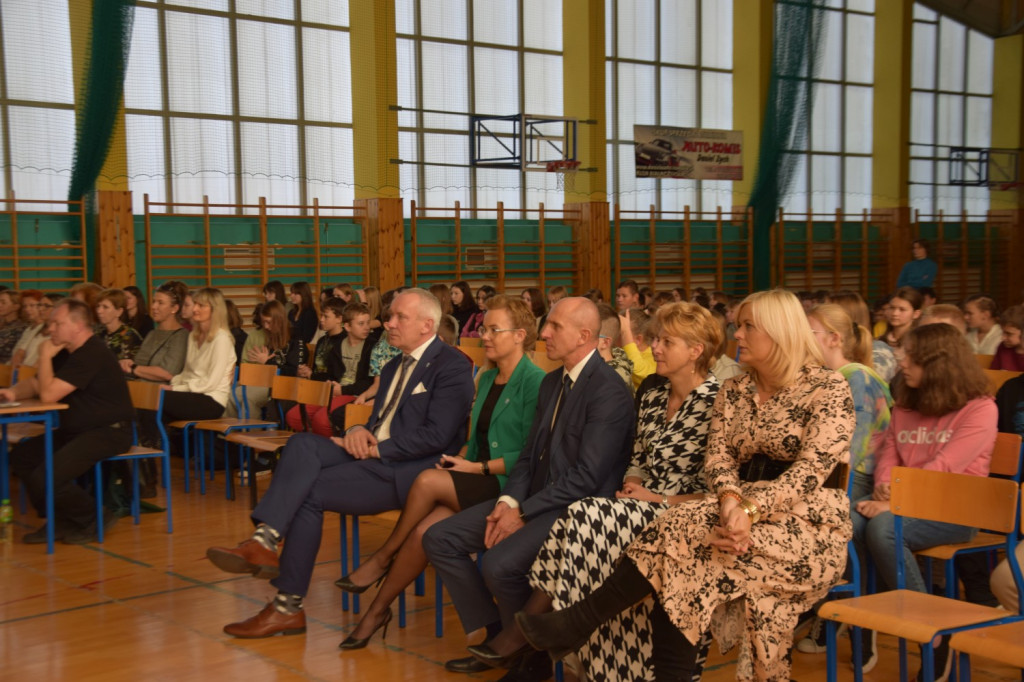 Dzień Edukacji Narodowej i pasowanie pierwszoklasistów w Gowarczowie [zdjęcia]