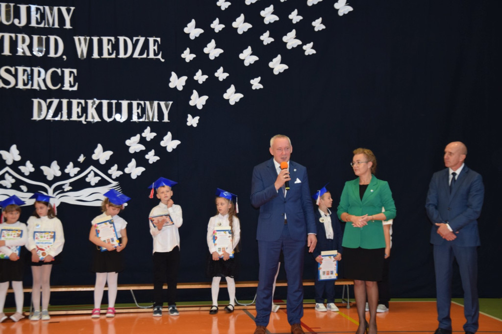 Dzień Edukacji Narodowej i pasowanie pierwszoklasistów w Gowarczowie [zdjęcia]