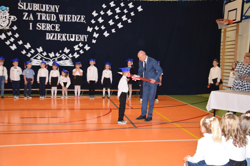 Dzień Edukacji Narodowej i pasowanie pierwszoklasistów w Gowarczowie [zdjęcia]