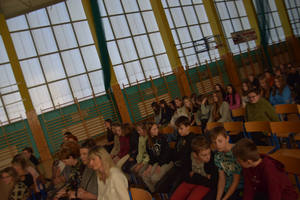 Dzień Edukacji Narodowej i pasowanie pierwszoklasistów w Gowarczowie [zdjęcia]