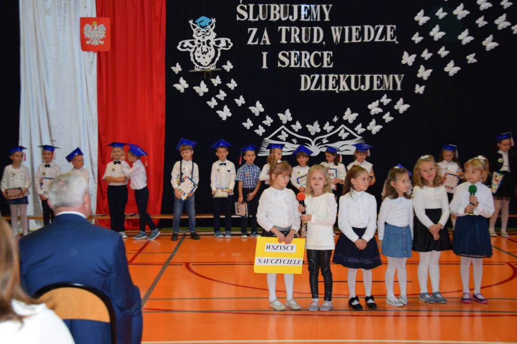 Dzień Edukacji Narodowej i pasowanie pierwszoklasistów w Gowarczowie [zdjęcia]