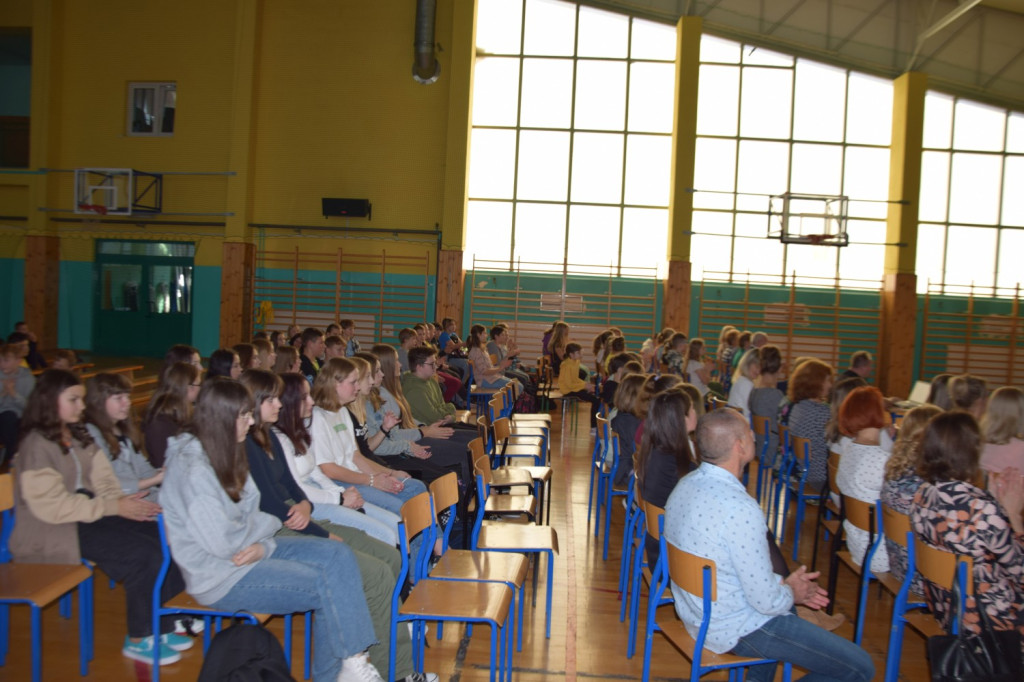 Dzień Edukacji Narodowej i pasowanie pierwszoklasistów w Gowarczowie [zdjęcia]