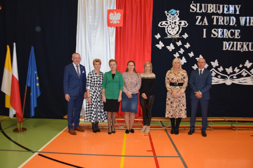 Dzień Edukacji Narodowej i pasowanie pierwszoklasistów w Gowarczowie [zdjęcia]