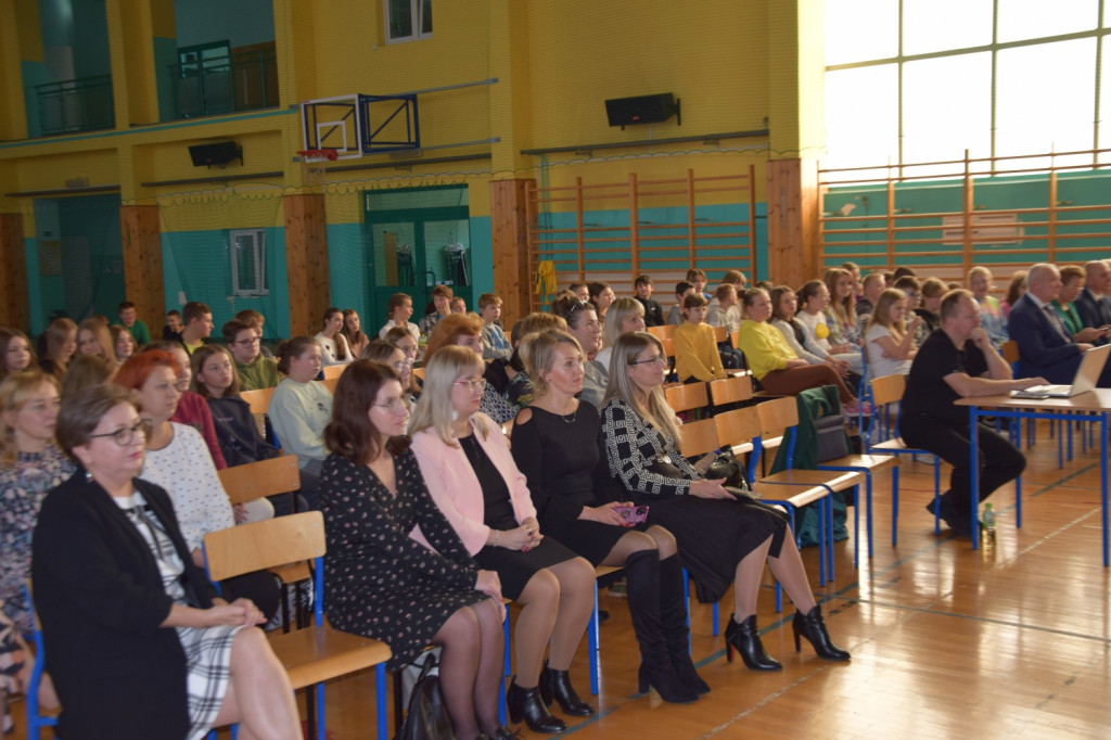 Dzień Edukacji Narodowej i pasowanie pierwszoklasistów w Gowarczowie [zdjęcia]