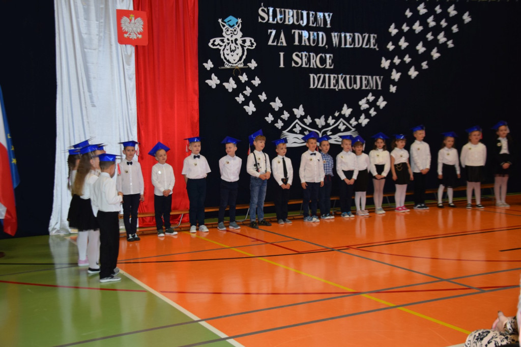 Dzień Edukacji Narodowej i pasowanie pierwszoklasistów w Gowarczowie [zdjęcia]