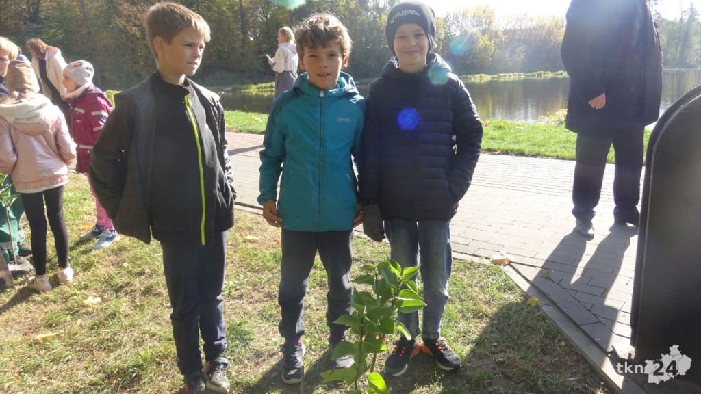 Dzieci karmiły metalową rybę zakrętkami i sadziły wonne krzewy [wideo, zdjęcia]