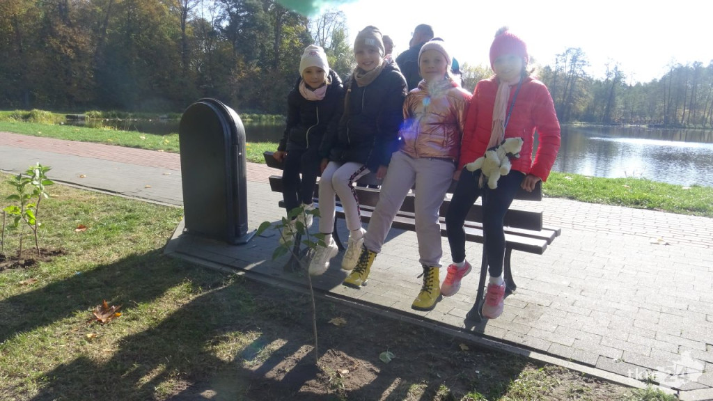 Dzieci karmiły metalową rybę zakrętkami i sadziły wonne krzewy [wideo, zdjęcia]