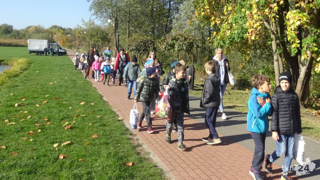 Dzieci karmiły metalową rybę zakrętkami i sadziły wonne krzewy [wideo, zdjęcia]