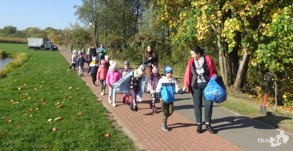 Dzieci karmiły metalową rybę zakrętkami i sadziły wonne krzewy [wideo, zdjęcia]