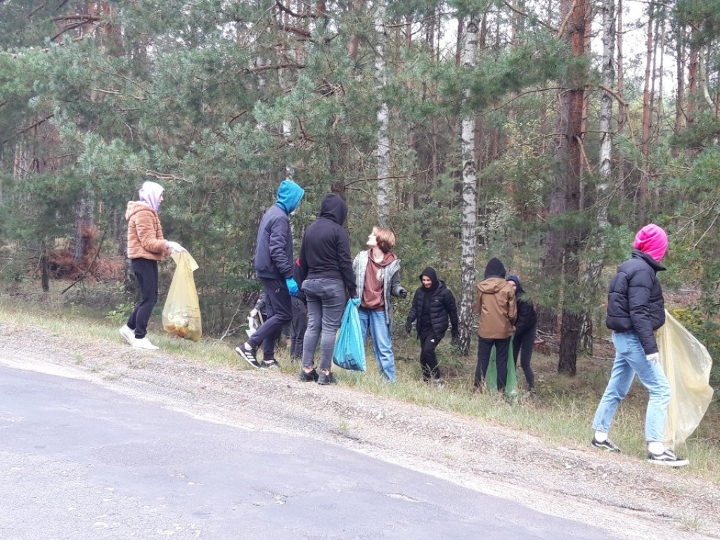 Uczniowie szkół podstawowych z Pilczycy i Wólki sprzątali swoją gminę [zdjęcia]