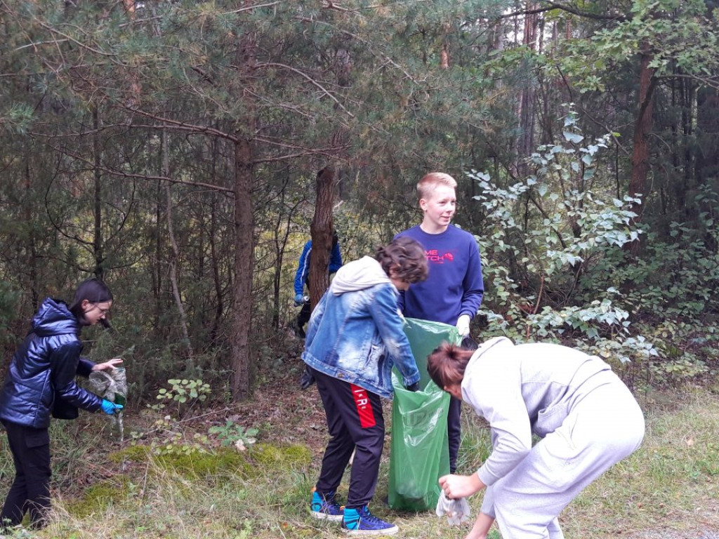 Uczniowie szkół podstawowych z Pilczycy i Wólki sprzątali swoją gminę [zdjęcia]