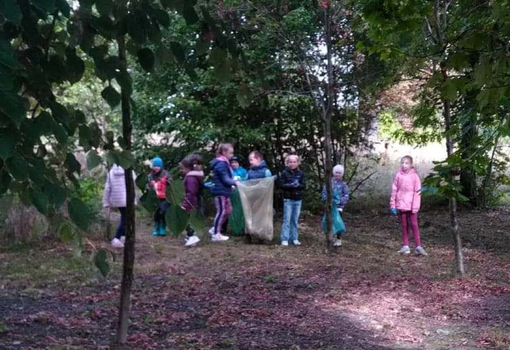 Uczniowie szkół podstawowych z Pilczycy i Wólki sprzątali swoją gminę [zdjęcia]