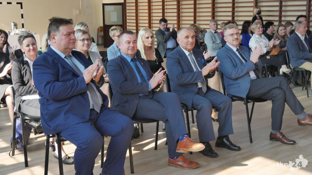 Nauczyciele z powiatowych placówek z medalami i nagrodami [wideo, zdjęcia]