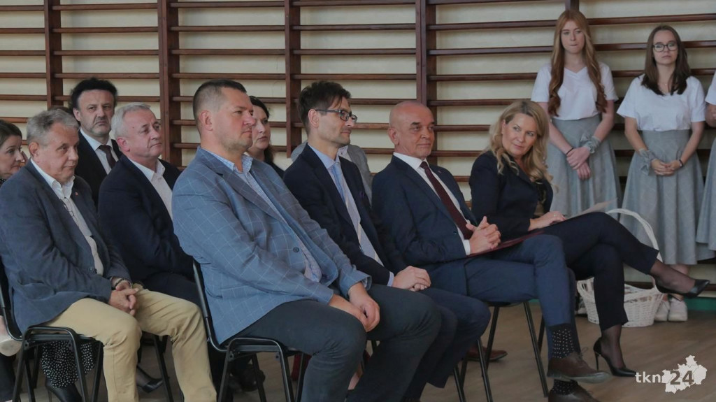 Nauczyciele z powiatowych placówek z medalami i nagrodami [wideo, zdjęcia]
