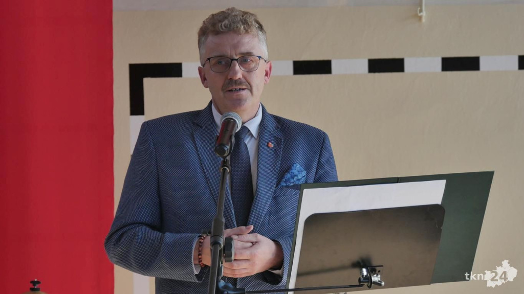 Nauczyciele z powiatowych placówek z medalami i nagrodami [wideo, zdjęcia]
