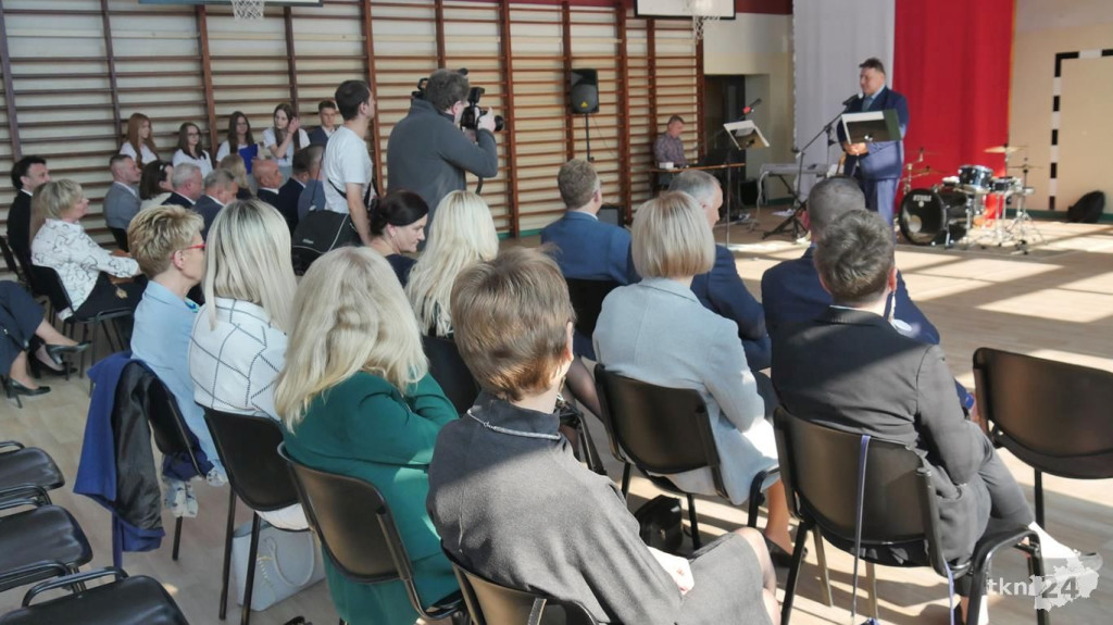 Nauczyciele z powiatowych placówek z medalami i nagrodami [wideo, zdjęcia]