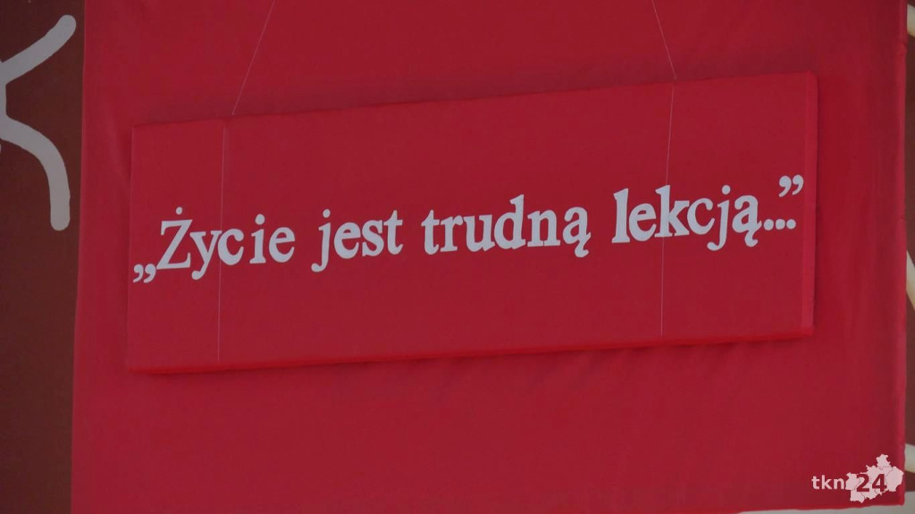 Nauczyciele z powiatowych placówek z medalami i nagrodami [wideo, zdjęcia]