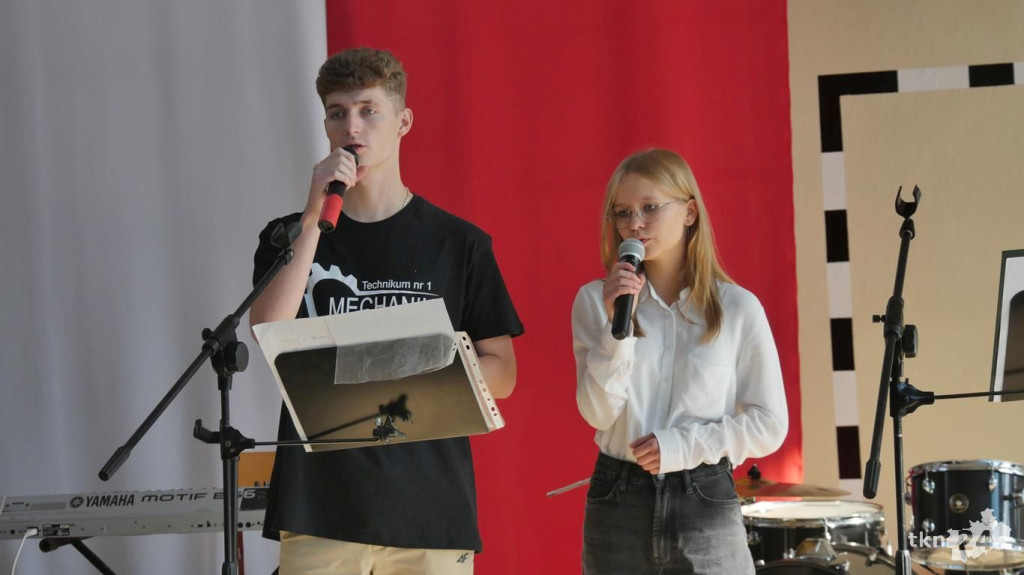 Nauczyciele z powiatowych placówek z medalami i nagrodami [wideo, zdjęcia]