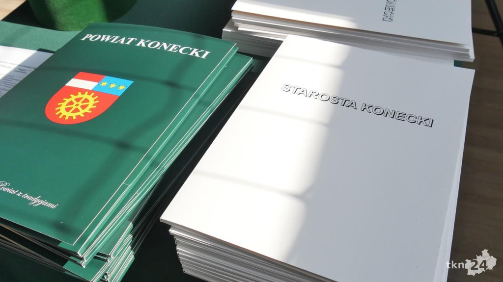 Nauczyciele z powiatowych placówek z medalami i nagrodami [wideo, zdjęcia]