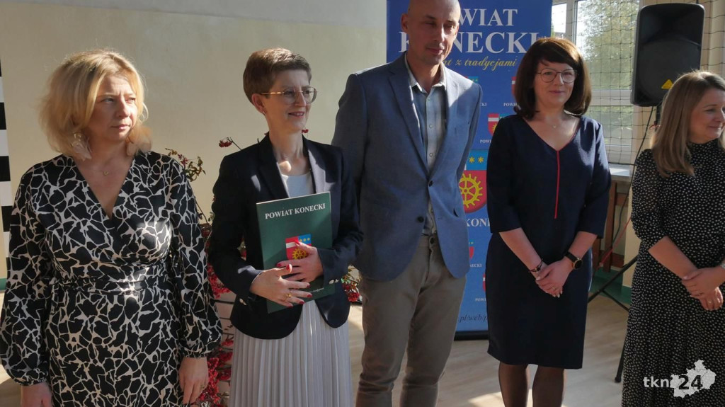 Nauczyciele z powiatowych placówek z medalami i nagrodami [wideo, zdjęcia]