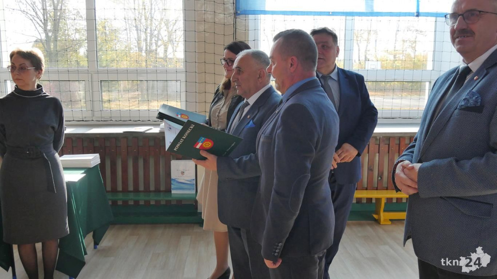 Nauczyciele z powiatowych placówek z medalami i nagrodami [wideo, zdjęcia]