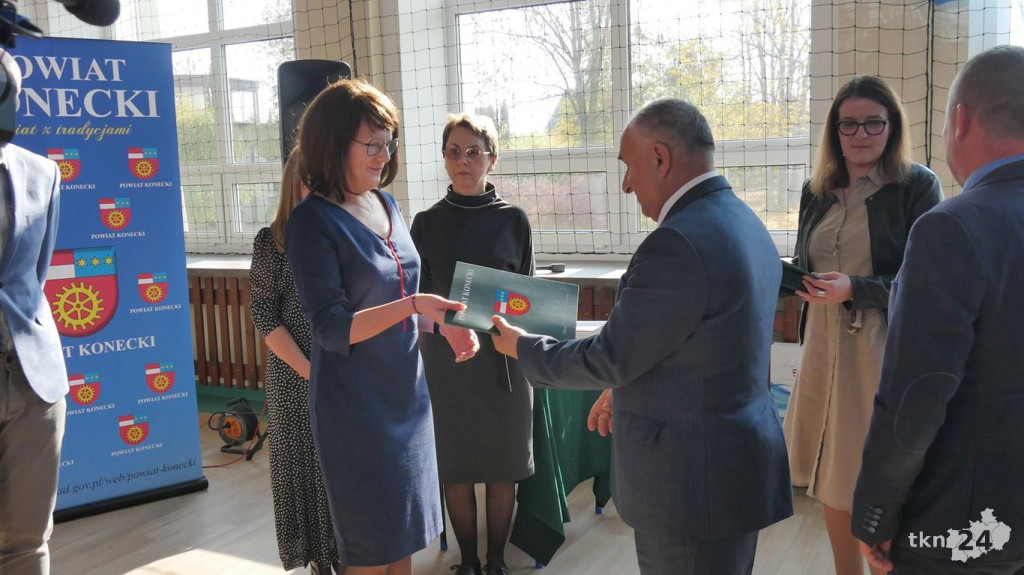 Nauczyciele z powiatowych placówek z medalami i nagrodami [wideo, zdjęcia]