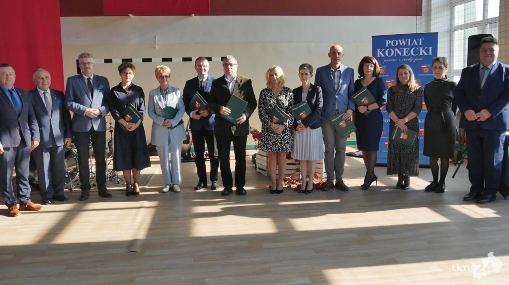 Nauczyciele z powiatowych placówek z medalami i nagrodami [wideo, zdjęcia]