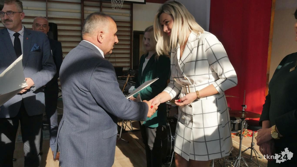 Nauczyciele z powiatowych placówek z medalami i nagrodami [wideo, zdjęcia]