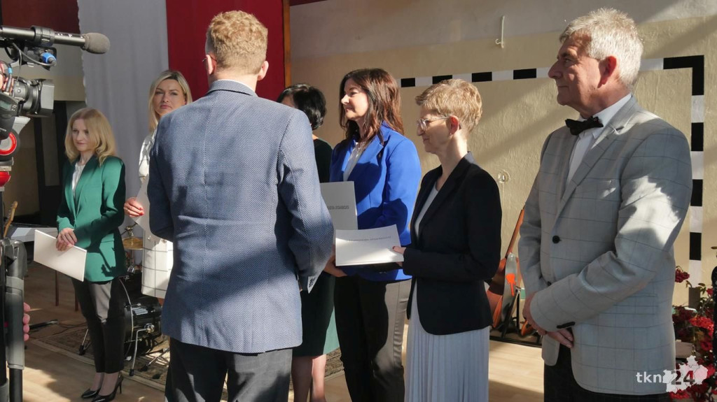 Nauczyciele z powiatowych placówek z medalami i nagrodami [wideo, zdjęcia]