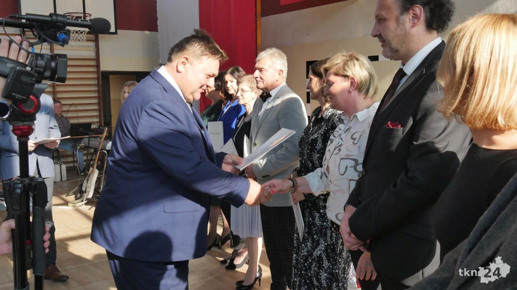 Nauczyciele z powiatowych placówek z medalami i nagrodami [wideo, zdjęcia]