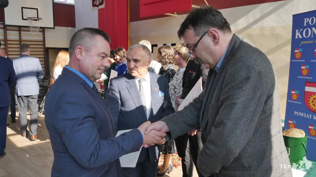 Nauczyciele z powiatowych placówek z medalami i nagrodami [wideo, zdjęcia]