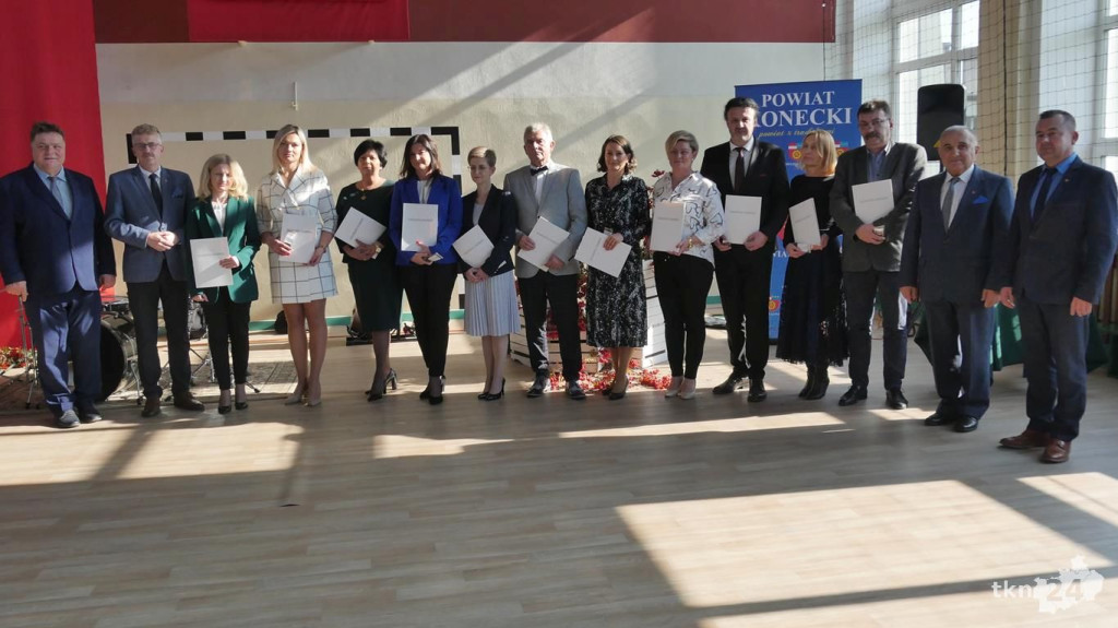 Nauczyciele z powiatowych placówek z medalami i nagrodami [wideo, zdjęcia]